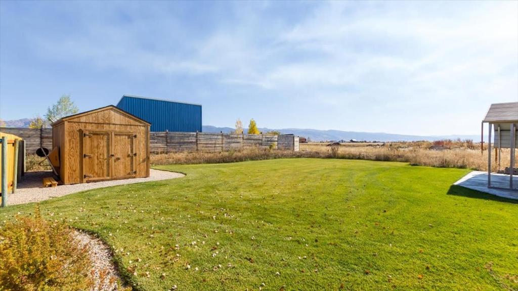 589588996